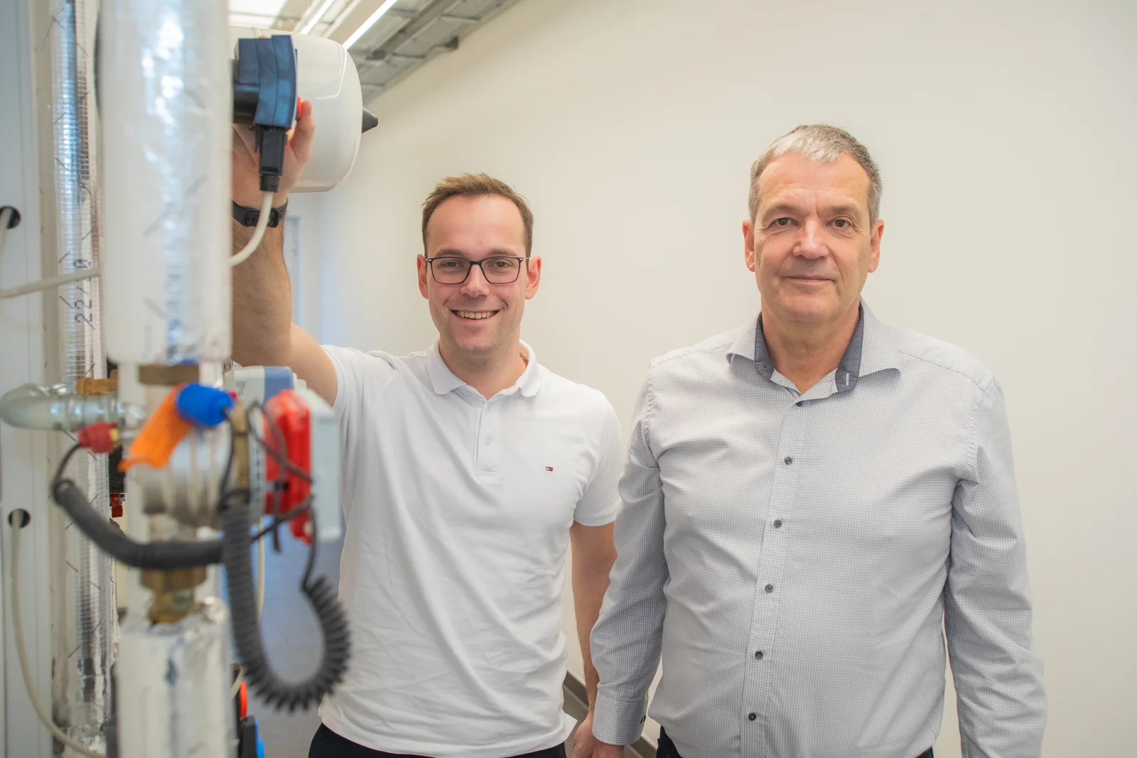 Lukas und Jörg Peer gemeinsam an einer technischen Anlage